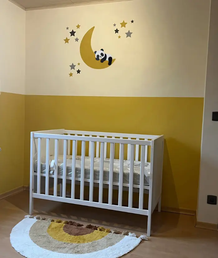 Okergele babykamer met een slapende panda op de maan behangstciker
